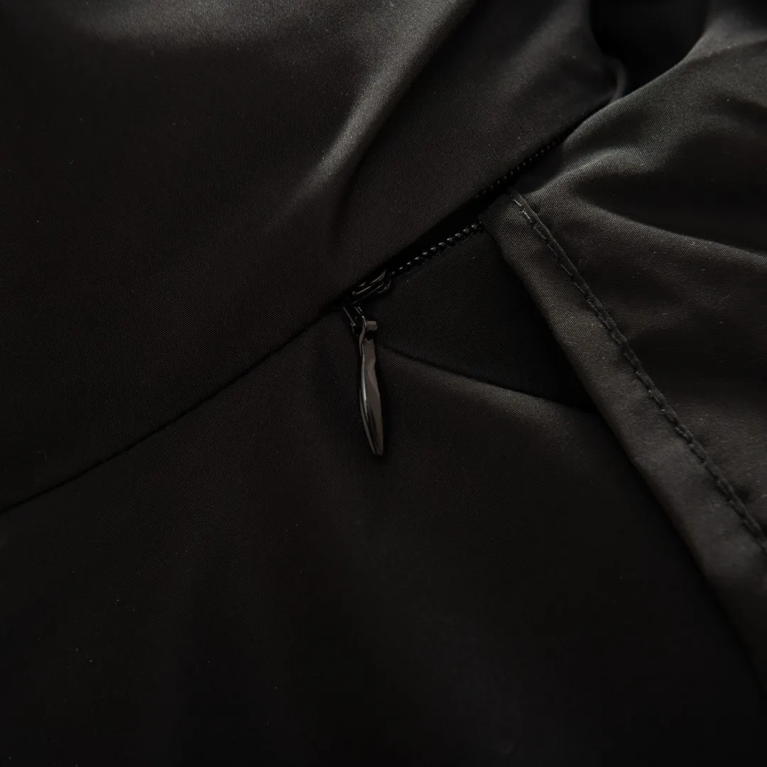 P550 SAINT LAURENT printed hooded jacket Fabric selection: 100% polyester fiber is used to create a tough protective outer layer. It is known for its excellent tear resistance and wear resistance. It can quickly return to flatness during wearing and maintain the crisp and stylish appearance of the clothing for a long time. At the same time, it is not easy to deform after long-term washing, ensuring dimensional stability.  Lining selection: 58% cupro + 42% cotton blend. Cupro ammonia fiber is known as "breathing rayon". Its surface is smooth and soft, and it feels as smooth as silk, cold and silky. The addition of cotton provides natural skin-friendliness. The combination of the two gives the lining a top-notch skin-friendly experience.  Process: The letters are firmly attached to the chest through heat pressing to form a washable and friction-resistant SAINT LAURENT logo print.   Stand collar and dropped shoulders, with round rib drawstring hem.  Accessories: One-to-one customized zipper puller, one-to-one customized collar label, etc. SIZE: 46 48 50 52